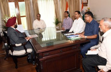 सितम्बर माह में राजभवन में प्रस्तावित ‘आर्युज्ञान सम्मेलन’ के सम्बन्ध में अधिकारियों के साथ विचार-विमर्श करते हुए राज्यपाल।