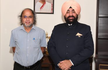 राज्यपाल लेफ्टिनेंट जनरल गुरमीत सिंह (से नि) से राजभवन में शिष्टाचार भेंट करते हुए के. नारायणन।