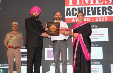 Governor Lt. Gen. Gurmit Singh (retd) felicitates achievers at the 'Times Women Achievers Award'.