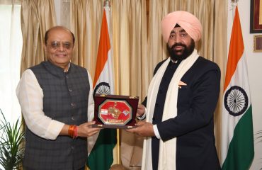 राज्यपाल लेफ्टिनेंट जनरल गुरमीत सिंह (से नि) से शिष्टाचार भेंट करते हुए इंडियन ऑयल कॉरपोरेशन लिमिटेड के कार्यकारी निदेशक संजय बोहरा।