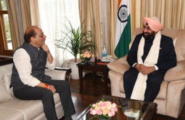 राज्यपाल लेफ्टिनेंट जनरल गुरमीत सिंह (से नि) से शिष्टाचार भेंट करते हुए इंडियन ऑयल कॉरपोरेशन लिमिटेड के कार्यकारी निदेशक संजय बोहरा।