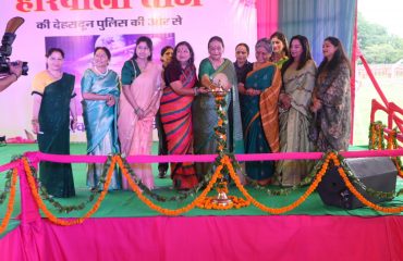 पुलिस लाइन देहरादून में ‘हरियाली तीज महोत्सव’ के उपलक्ष्य में कार्यक्रम में मुख्य अतिथि के रुप में प्रतिभाग करती हुईं प्रथम महिला श्रीमती गुरमीत कौर।