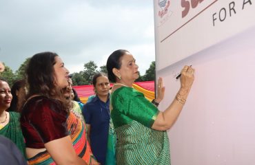 पुलिस लाइन देहरादून में ‘हरियाली तीज महोत्सव’ के उपलक्ष्य में कार्यक्रम में मुख्य अतिथि के रुप में प्रतिभाग करती हुईं प्रथम महिला श्रीमती गुरमीत कौर।