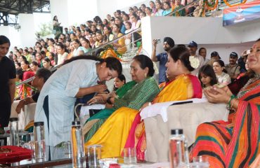 पुलिस लाइन देहरादून में ‘हरियाली तीज महोत्सव’ के उपलक्ष्य में कार्यक्रम में मुख्य अतिथि के रुप में प्रतिभाग करती हुईं प्रथम महिला श्रीमती गुरमीत कौर।