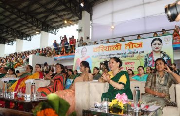 पुलिस लाइन देहरादून में ‘हरियाली तीज महोत्सव’ के उपलक्ष्य में कार्यक्रम में मुख्य अतिथि के रुप में प्रतिभाग करती हुईं प्रथम महिला श्रीमती गुरमीत कौर।