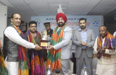 Officials of Shyam Sahara Kanika Foundation honor Governor Lt. Gen. Gurmit Singh (Retd).