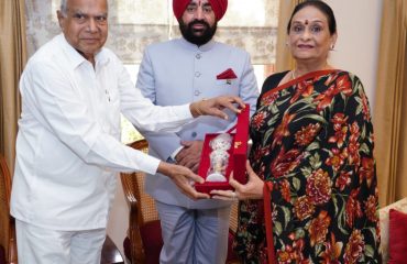पंजाब के राज्यपाल/केंद्र शासित प्रदेश चंडीगढ़ के प्रशासक श्री बनवारी लाल पुरोहित से शिष्टाचार भेंट करते हुए राज्यपाल लेफ्टिनेंट जनरल गुरमीत सिंह (से नि) एवं प्रथम महिला श्रीमती गुरमीत कौर।