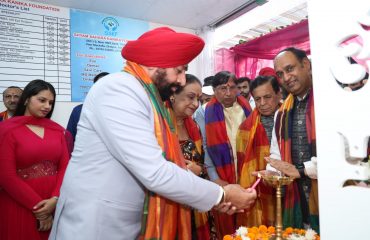 जीरकपुर, मोहाली में श्री श्याम सहारा कनिका फाउंडेशन के नवनिर्मित धर्मार्थ मल्टी स्पेशलिटी हॉस्पिटल का शुभारंभ करते हुए राज्यपाल लेफ्टिनेंट जनरल गुरमीत सिंह (से नि) एवं प्रथम महिला श्रीमती गुरमीत कौर।
