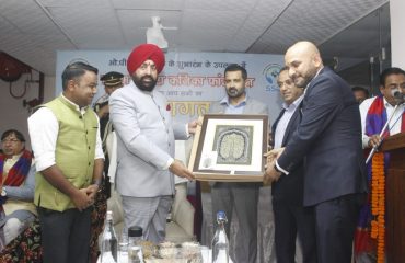 Officials of Shyam Sahara Kanika Foundation honor Governor Lt. Gen. Gurmit Singh (Retd).