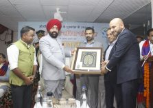 Officials of Shyam Sahara Kanika Foundation honor Governor Lt. Gen. Gurmit Singh (Retd).;?>