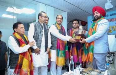 Officials of Shyam Sahara Kanika Foundation honor Governor Lt. Gen. Gurmit Singh (Retd).
