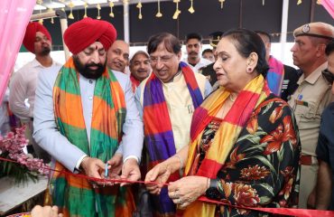 जीरकपुर, मोहाली में श्री श्याम सहारा कनिका फाउंडेशन के नवनिर्मित धर्मार्थ मल्टी स्पेशलिटी हॉस्पिटल का शुभारंभ करते हुए राज्यपाल लेफ्टिनेंट जनरल गुरमीत सिंह (से नि) एवं प्रथम महिला श्रीमती गुरमीत कौर।