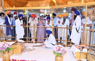 Governor Lt. Gen. Gurmit Singh (Retd) wishes for the happiness and prosperity of the people of the country and the state by paying obeisance at the “Golden Temple”.