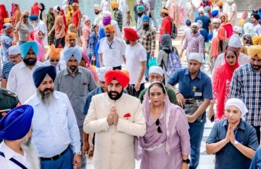 Governor Lt. Gen. Gurmit Singh (Retd) wishes for the happiness and prosperity of the people of the country and the state by paying obeisance at the “Golden Temple”.