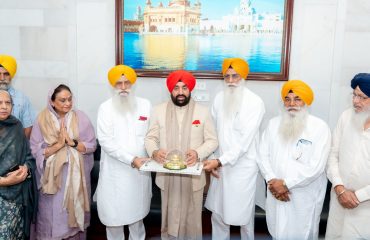 राज्यपाल को स्मृति चिन्ह भेंट कर सम्मानित करते हुए हरमंदिर साहिब गुरुद्वारा कमेटी के सदस्यगण।