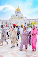 Governor Lt. Gen. Gurmit Singh (Retd) wishes for the happiness and prosperity of the people of the country and the state by paying obeisance at the “Golden Temple”.