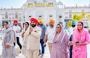 Governor Lt. Gen. Gurmit Singh (Retd) wishes for the happiness and prosperity of the people of the country and the state by paying obeisance at the “Golden Temple”.