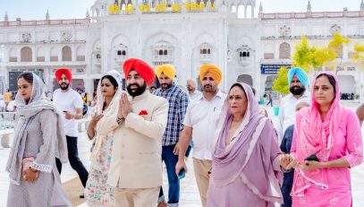 Governor Lt. Gen. Gurmit Singh (Retd) wishes for the happiness and prosperity of the people of the country and the state by paying obeisance at the “Golden Temple”.