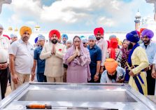 Governor Lt. Gen. Gurmit Singh (Retd) wishes for the happiness and prosperity of the people of the country and the state by paying obeisance at the “Golden Temple”.;?>