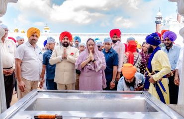 Governor Lt. Gen. Gurmit Singh (Retd) wishes for the happiness and prosperity of the people of the country and the state by paying obeisance at the “Golden Temple”.