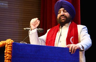 दीक्षांत समारोह के अवसर पर संबोधित करते हुए राज्यपाल लेफ्टिनेंट जनरल गुरमीत सिंह (से नि)।