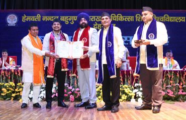 दीक्षांत समारोह के अवसर पर छात्र-छात्राओं को उपाधियां प्रदान करते हुए राज्यपाल लेफ्टिनेंट जनरल गुरमीत सिंह (से नि)।