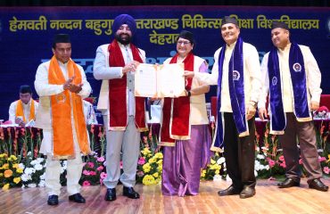 चिकित्सा एवं चिकित्सा शिक्षा के क्षेत्र में अतुलनीय योगदान देने पर सम्मानित करते हुए राज्यपाल लेफ्टिनेंट जनरल गुरमीत सिंह (से नि)।