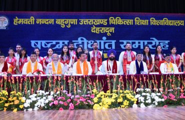 दीक्षांत समारोह में उपाधियां प्राप्त करने वाले छात्र-छात्राओं के साथ राज्यपाल लेफ्टिनेंट जनरल गुरमीत सिंह (से नि)।