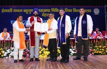चिकित्सा एवं चिकित्सा शिक्षा के क्षेत्र में अतुलनीय योगदान देने पर सम्मानित करते हुए राज्यपाल लेफ्टिनेंट जनरल गुरमीत सिंह (से नि)।