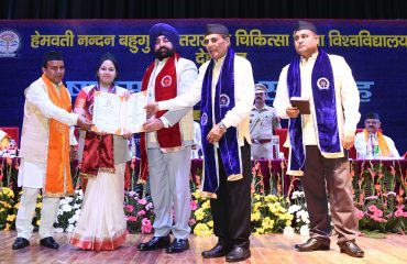 दीक्षांत समारोह के अवसर पर छात्र-छात्राओं को उपाधियां प्रदान करते हुए राज्यपाल लेफ्टिनेंट जनरल गुरमीत सिंह (से नि)।