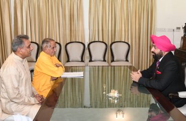 राज्यपाल लेफ्टिनेंट जनरल गुरमीत सिंह (से नि) से शिष्टाचार भेंट करते हुए ज्योति ग्रामोद्योग संस्थान के अध्यक्ष अजय कुमार सैनी एवं अन्य प्रतिनिधि।