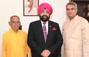 राज्यपाल लेफ्टिनेंट जनरल गुरमीत सिंह (से नि) से शिष्टाचार भेंट करते हुए ज्योति ग्रामोद्योग संस्थान के अध्यक्ष अजय कुमार सैनी एवं अन्य प्रतिनिधि।