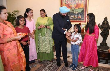 राज्यपाल लेफ्टिनेंट जनरल गुरमीत सिंह (से नि) को राखी बांधती हुईं एसओएस चिल्ड्रन विलेज, भीमताल की बच्चियां ।