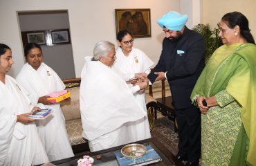 राज्यपाल लेफ्टिनेंट जनरल गुरमीत सिंह (से नि) को राखी बांधती हुईं प्रजापति ब्रह्मकुमारी परिवार की महिलाएं।