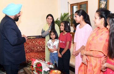 एसओएस चिल्ड्रन विलेज, भीमताल की बच्चियों से वार्ता करते हुए राज्यपाल लेफ्टिनेंट जनरल गुरमीत सिंह (से नि)।