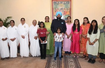 प्रजापति ब्रह्मकुमारी परिवार की महिलाओं एवं एसओएस चिल्ड्रन विलेज, भीमताल की बच्चियों के साथ राज्यपाल लेफ्टिनेंट जनरल गुरमीत सिंह (से नि)।