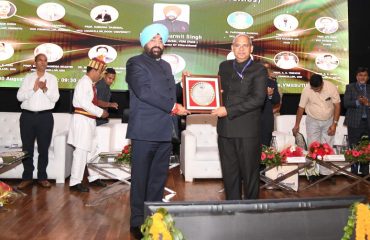 राज्यपाल लेफ्टिनेंट जनरल गुरमीत सिंह (से नि) का स्वागत अभिनंदन करते हुए उत्तराखण्ड तकनीकी विश्वविद्यालय के कुलपति प्रो. ओंकार सिंह।