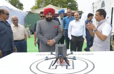 तेलंगाना, हैदराबाद में ग्रीन रोबोटिक्स द्वारा विकसित ड्रोन डिफेंस सिस्टम ‘‘इंद्रजाल’’ कार्यक्रम में प्रदर्शनी का अवलोकन करते हुए राज्यपाल लेफ्टिनेंट जनरल गुरमीत सिंह (से नि)।