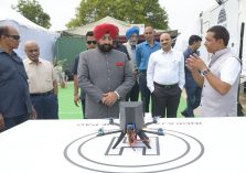 तेलंगाना, हैदराबाद में ग्रीन रोबोटिक्स द्वारा विकसित ड्रोन डिफेंस सिस्टम ‘‘इंद्रजाल’’ कार्यक्रम में प्रदर्शनी का अवलोकन करते हुए राज्यपाल लेफ्टिनेंट जनरल गुरमीत सिंह (से नि)।;?>