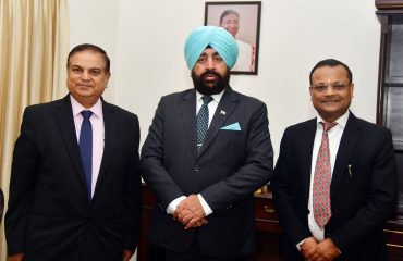 राज्यपाल लेफ्टिनेंट जनरल गुरमीत सिंह (से नि) से शिष्टाचार भेंट करते हुए मुख्य सूचना आयुक्त, उत्तराखण्ड श्री अनिल चंद्र पुनेठा एवं राज्य सूचना आयुक्त श्री विवेक