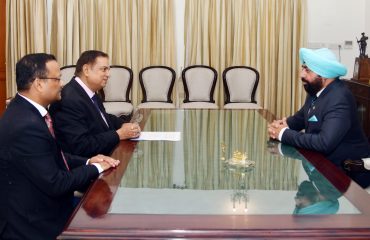 Chief Information Commissioner, Uttarakhand Mr. Anil Chandra Punetha and State Information Commissioner Mr. Vivek Sharma pay courtesy calls on Governor Lt. Gen. Gurmit Singh (Retd).