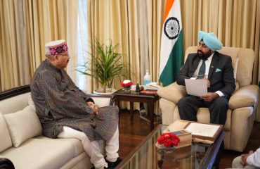 Cabinet Minister Shri Satpal Maharaj pays courtesy call on Governor Lt Gen Gurmit Singh (Retd).
