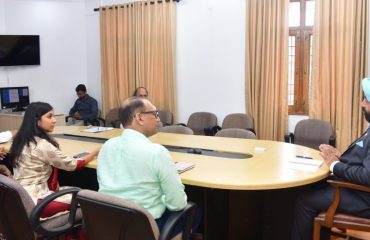 राज्यपाल लेफ्टिनेंट जनरल गुरमीत सिंह (से नि) के समक्ष आर्टिफिशियल इंटेलिजेंस, आईटी एवं नवीन तकनीकों से संबंधित प्रस्तुतिकरण देते हुए आईटी सलाहकार के. नारायणन।