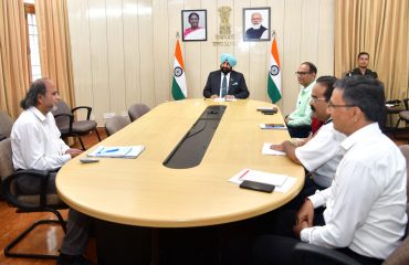 राज्यपाल लेफ्टिनेंट जनरल गुरमीत सिंह (से नि) के समक्ष आर्टिफिशियल इंटेलिजेंस, आईटी एवं नवीन तकनीकों से संबंधित प्रस्तुतिकरण देते हुए आईटी सलाहकार के. नारायणन।