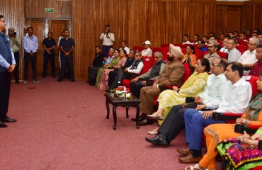 राजभवन ऑडिटोरियम में ‘‘साइंस ऑफ जॉयफुल लिविंग’’ सेमिनार में प्रतिभाग करते हुए राज्यपाल लेफ्टिनेंट जनरल गुरमीत सिंह (से नि) साथ में प्रथम महिला श्रीमती गुरमीत कौर।
