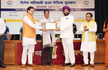 Governor Lt. Gen. Gurmit Singh (Retd) honours teachers with “Shailesh Matiani State Educational Award” at Raj Bhawan along with Chief Minister Pushkar Singh Dhami and Education Minister Dr. Dhan Singh Rawat.