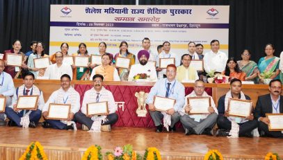 Governor Lt Gen Gurmit Singh (Retd) with teachers who received "Shailesh Matiani State Educational Award" along with Chief Minister Pushkar Singh Dhami and Education Minister Dr. Dhan Singh Rawat.