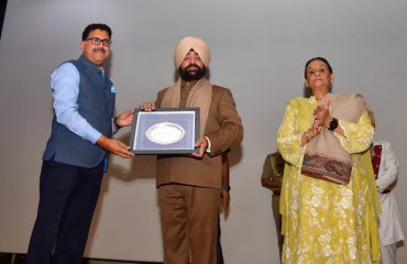 राज्यपाल लेफ्टिनेंट जनरल गुरमीत सिंह (से नि) को सम्मानित करते हुए स्वामी राम हिमालयन विश्वविद्यालय के कुलाधिपति डॉ. विजय धस्माना।
