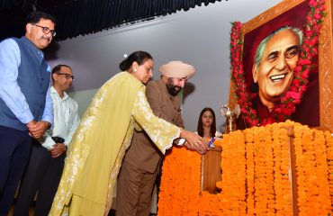 राजभवन ऑडिटोरियम में ‘‘साइंस ऑफ जॉयफुल लिविंग’’ सेमिनार का शुभारंभ करते हुए राज्यपाल लेफ्टिनेंट जनरल गुरमीत सिंह (से नि) एवं प्रथम महिला श्रीमती गुरमीत कौर।