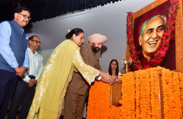 राजभवन ऑडिटोरियम में ‘‘साइंस ऑफ जॉयफुल लिविंग’’ सेमिनार का शुभारंभ करते हुए राज्यपाल लेफ्टिनेंट जनरल गुरमीत सिंह (से नि) एवं प्रथम महिला श्रीमती गुरमीत कौर।